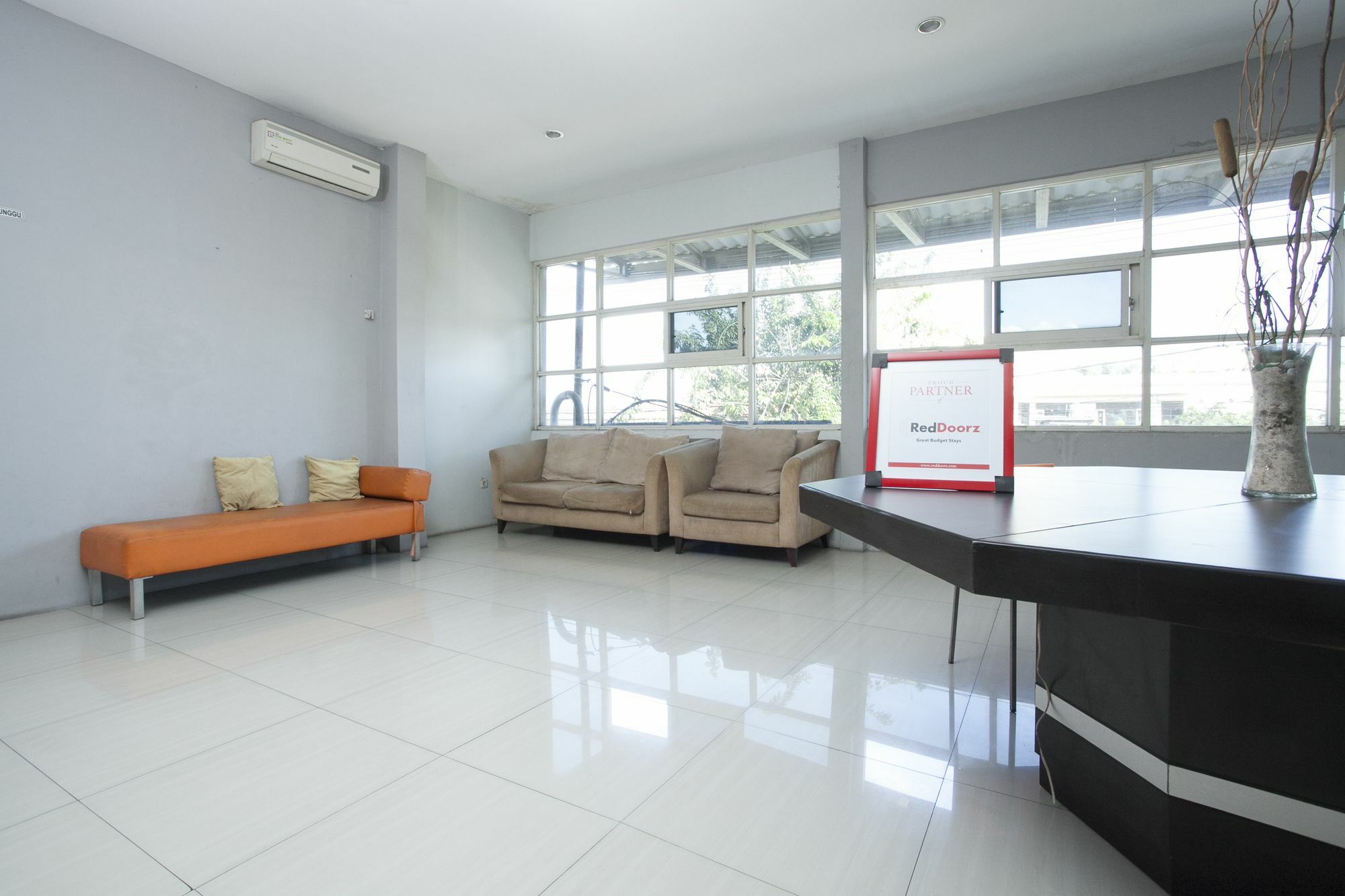 Reddoorz At Siwalankerto Surabaya Hotel Buitenkant foto